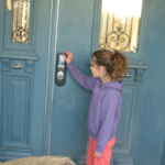 ילדה מול קודן בדלת כניסה