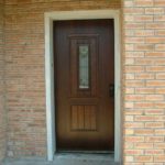 דלת דמוי עץ בכניסה
