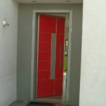 דלת כניסה אדומה