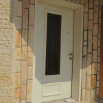דלת כניסה לבנה עם חלון זכוכית ארוך